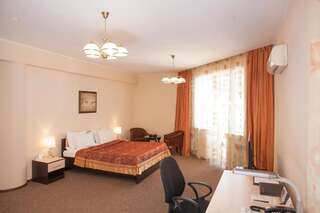 Отель Golden Dragon Бишкек Двухместный номер Делюкс с 1 кроватью или 2 отдельными кроватями-1